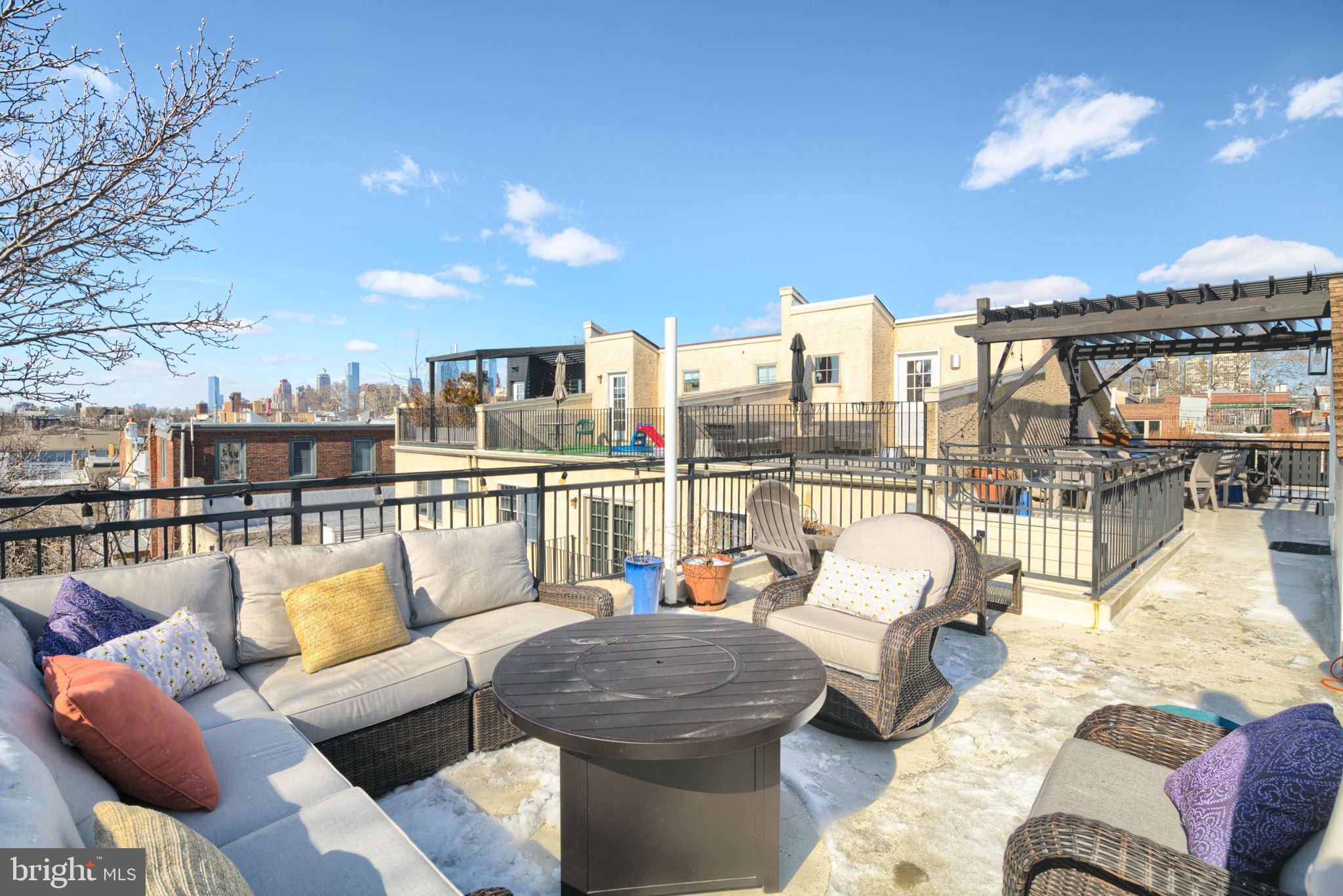 QUEEN VILLAGE - Residential