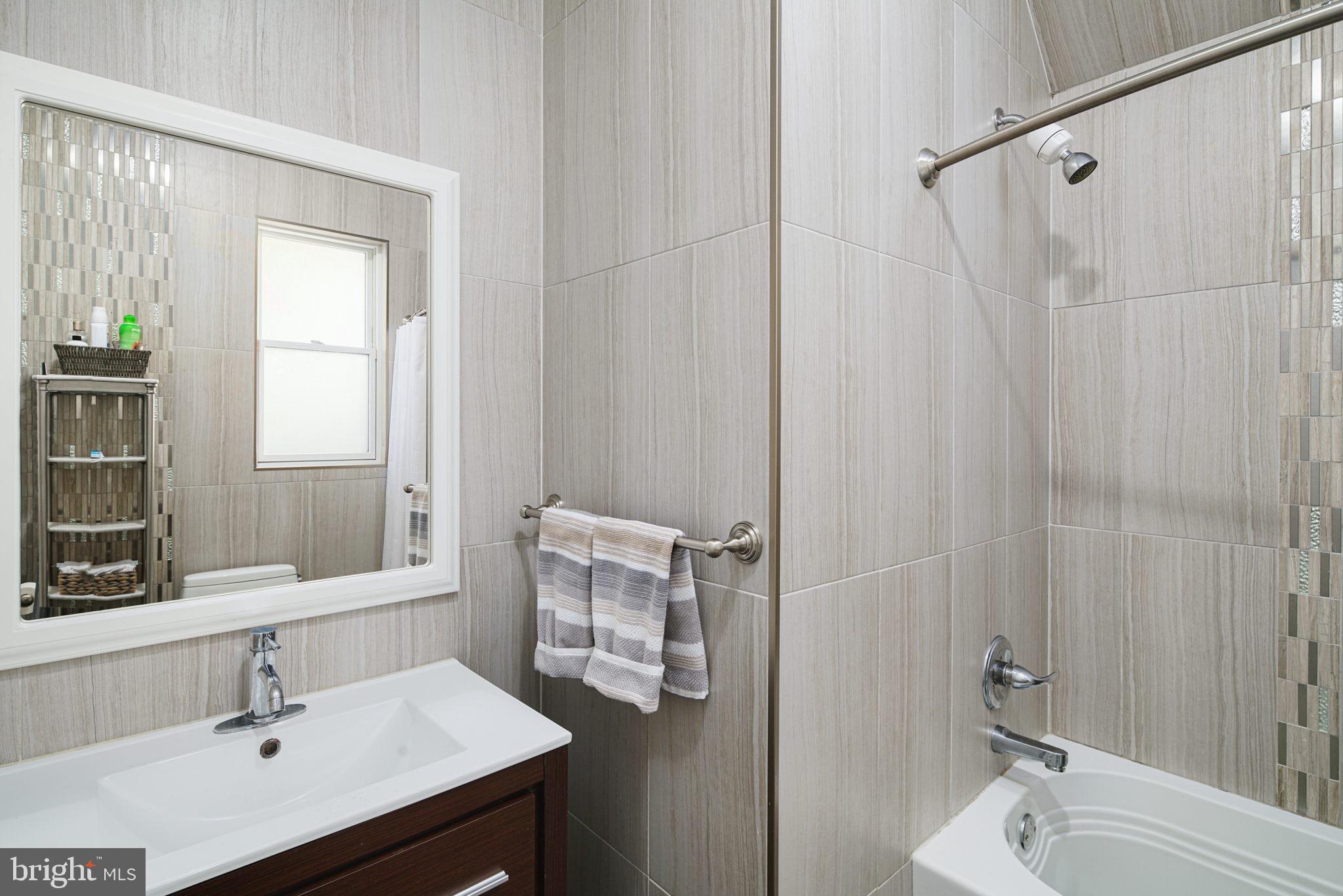 QUEEN VILLAGE - Residential