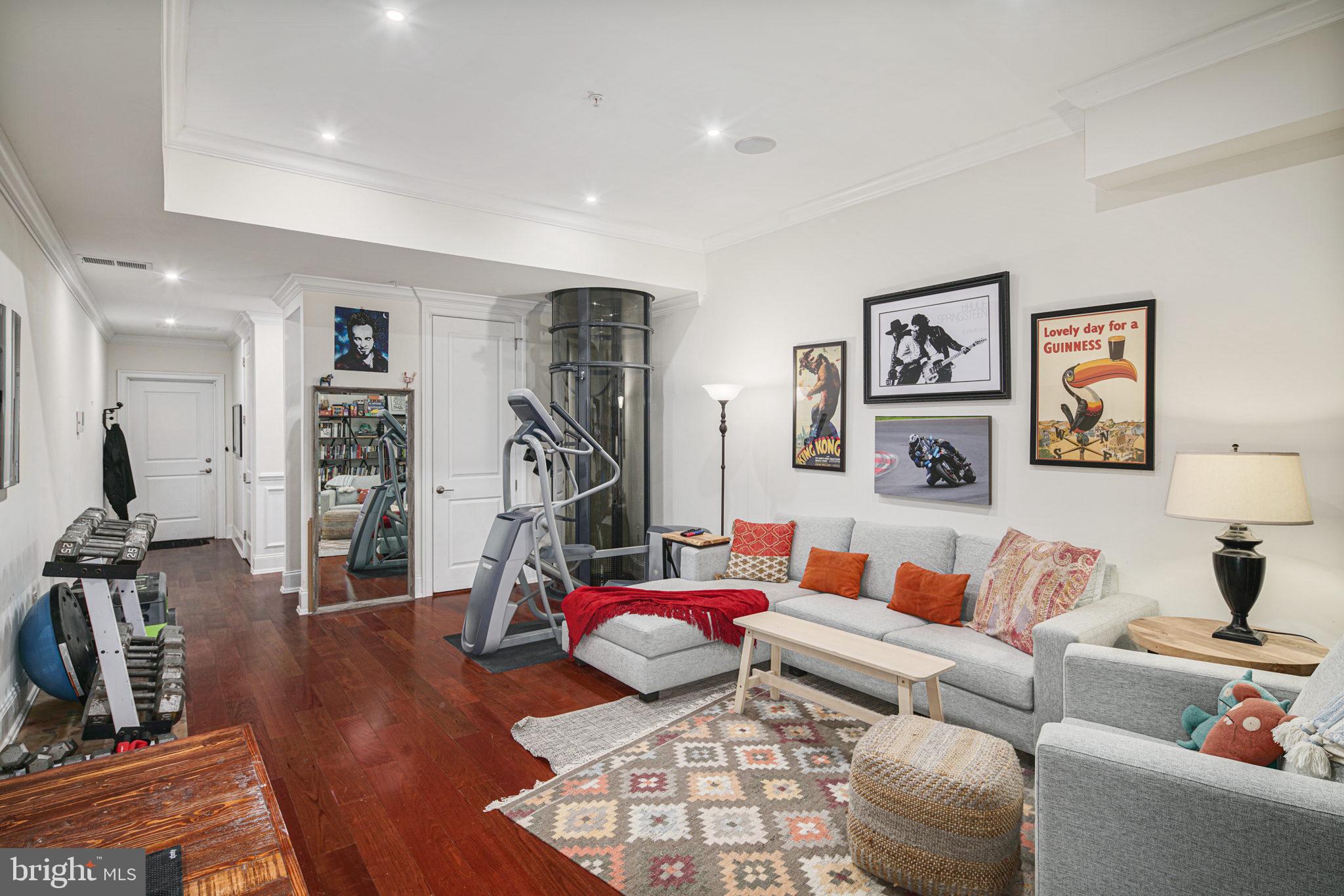 QUEEN VILLAGE - Residential