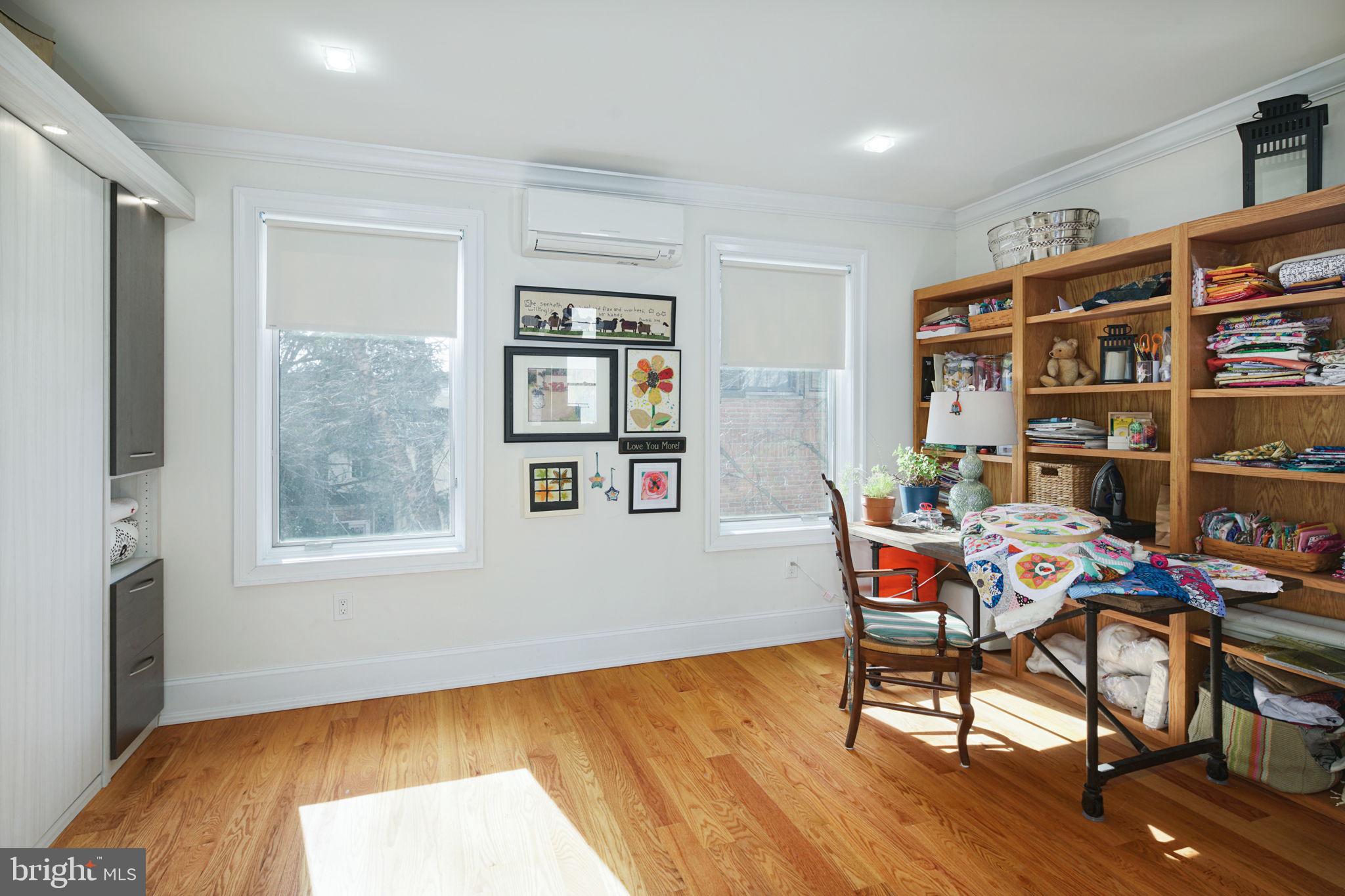 QUEEN VILLAGE - Residential