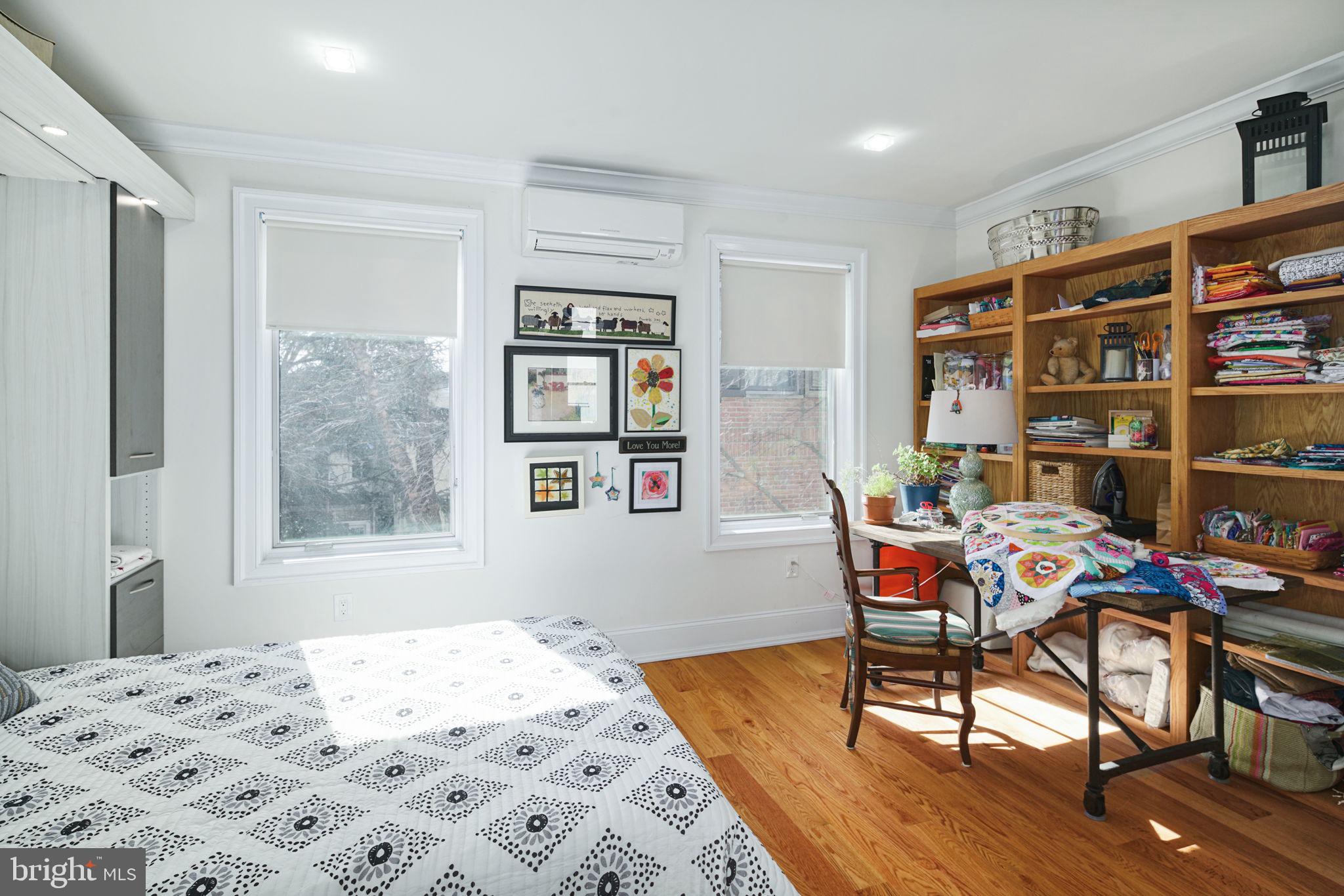 QUEEN VILLAGE - Residential