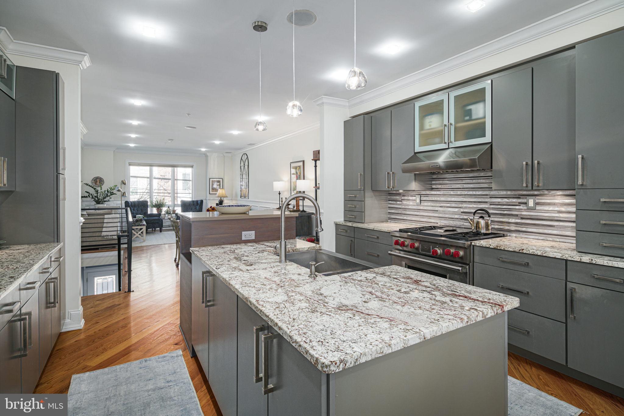 QUEEN VILLAGE - Residential