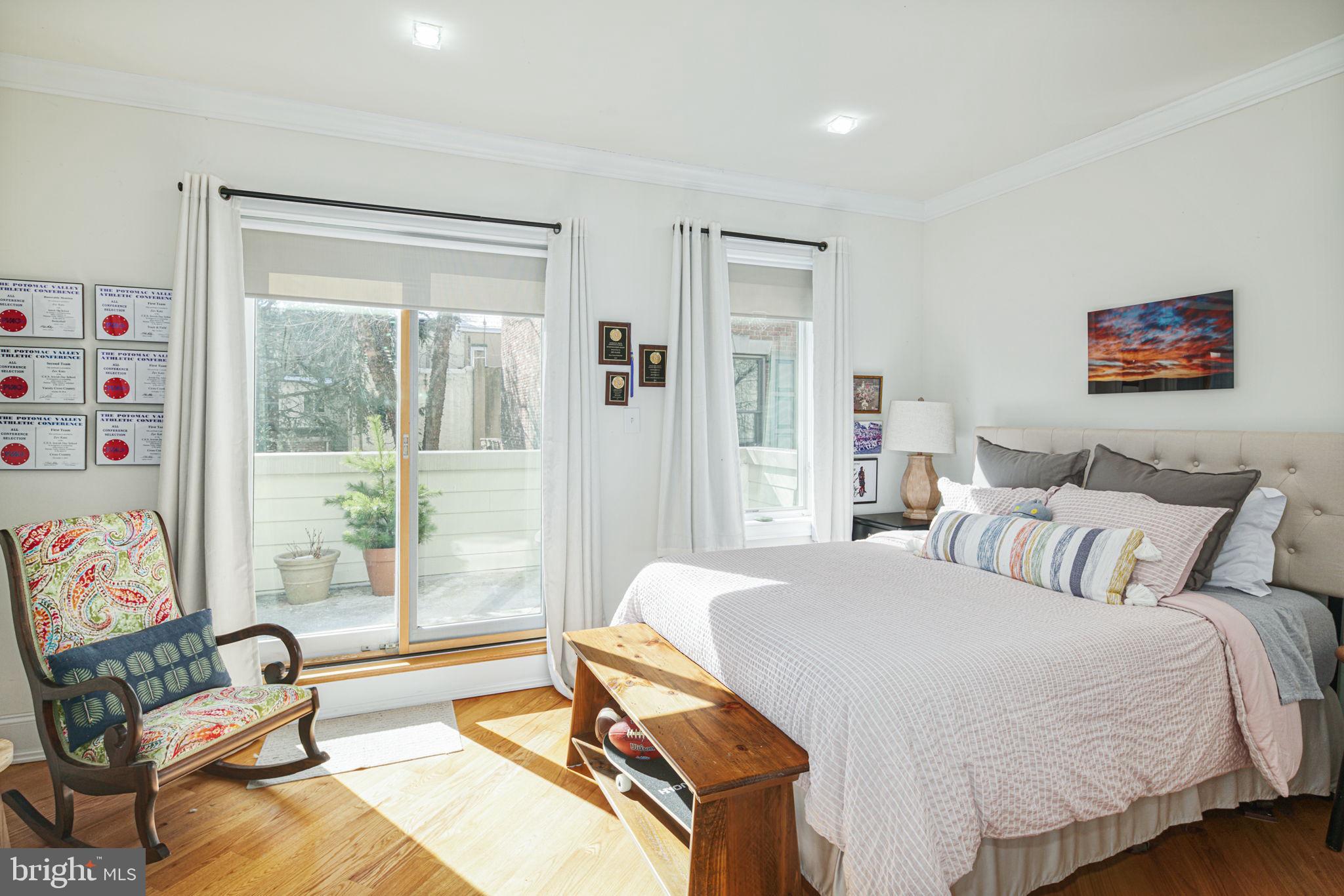 QUEEN VILLAGE - Residential