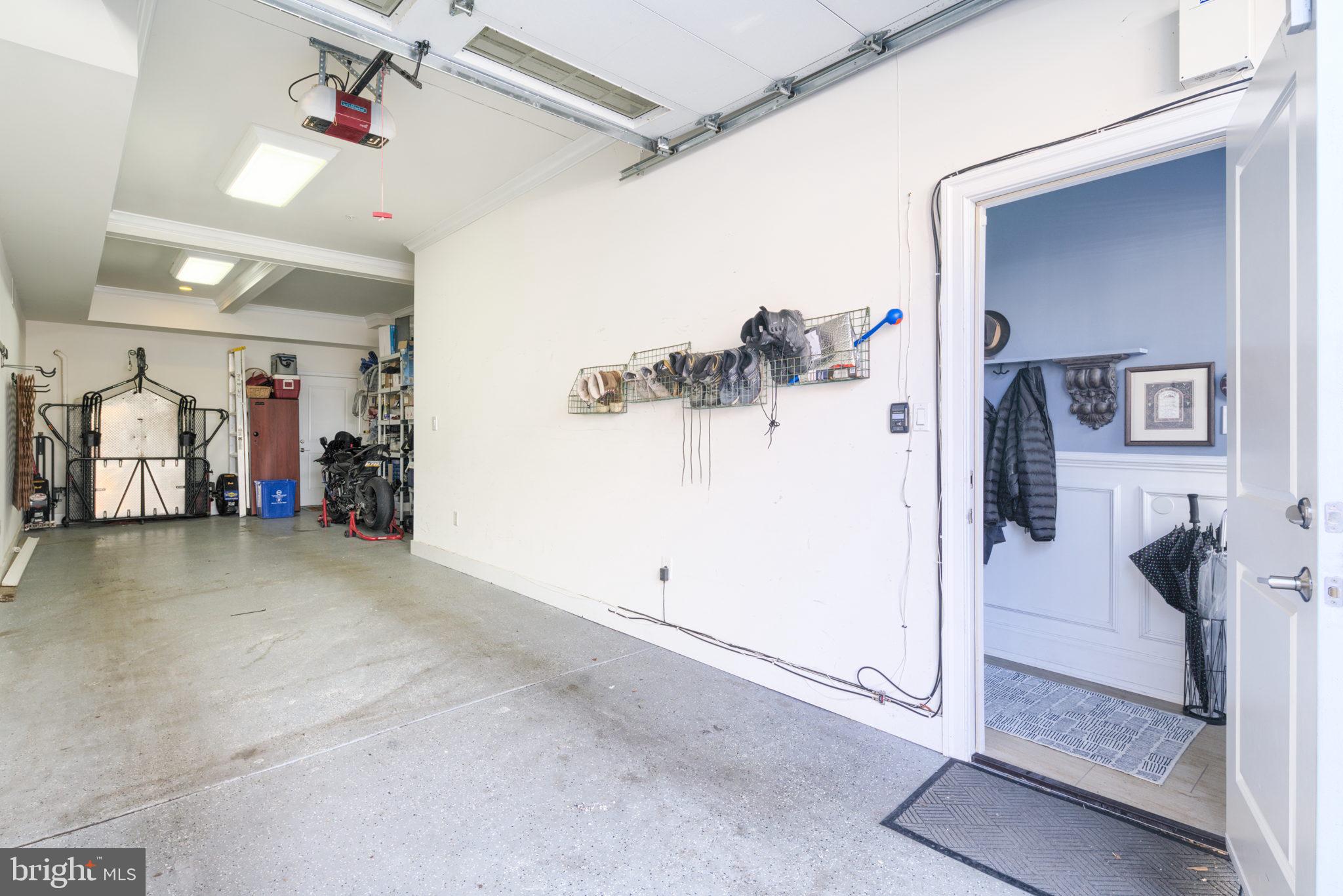 QUEEN VILLAGE - Residential