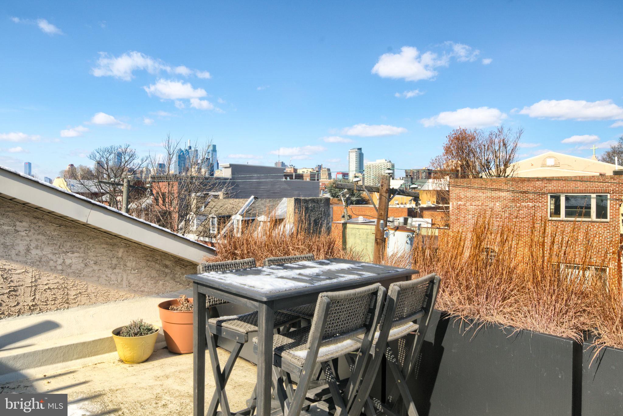 QUEEN VILLAGE - Residential