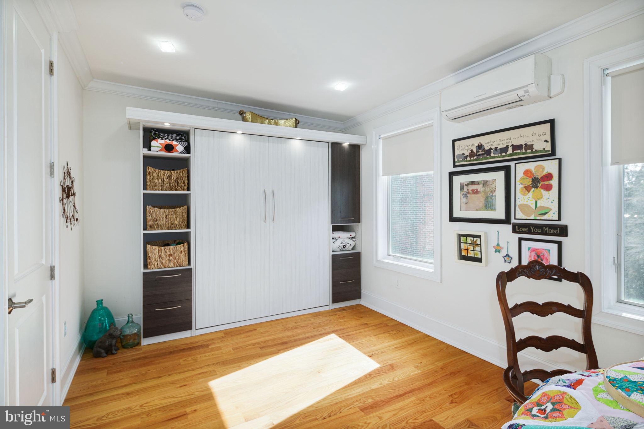 QUEEN VILLAGE - Residential