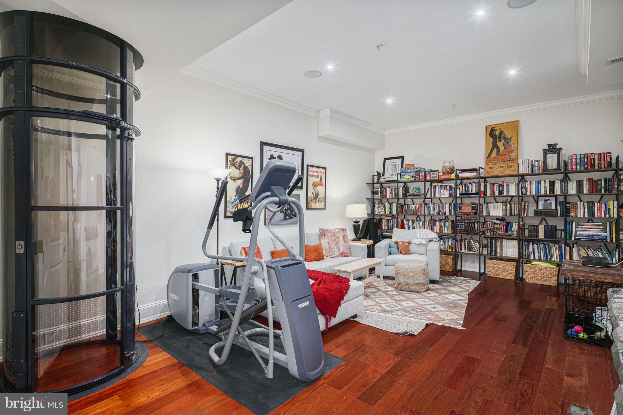 QUEEN VILLAGE - Residential