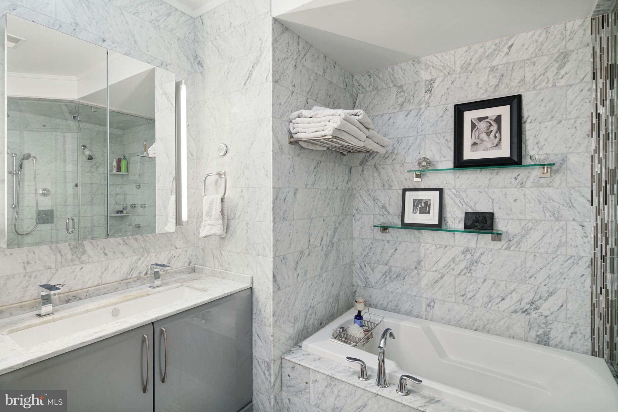 QUEEN VILLAGE - Residential