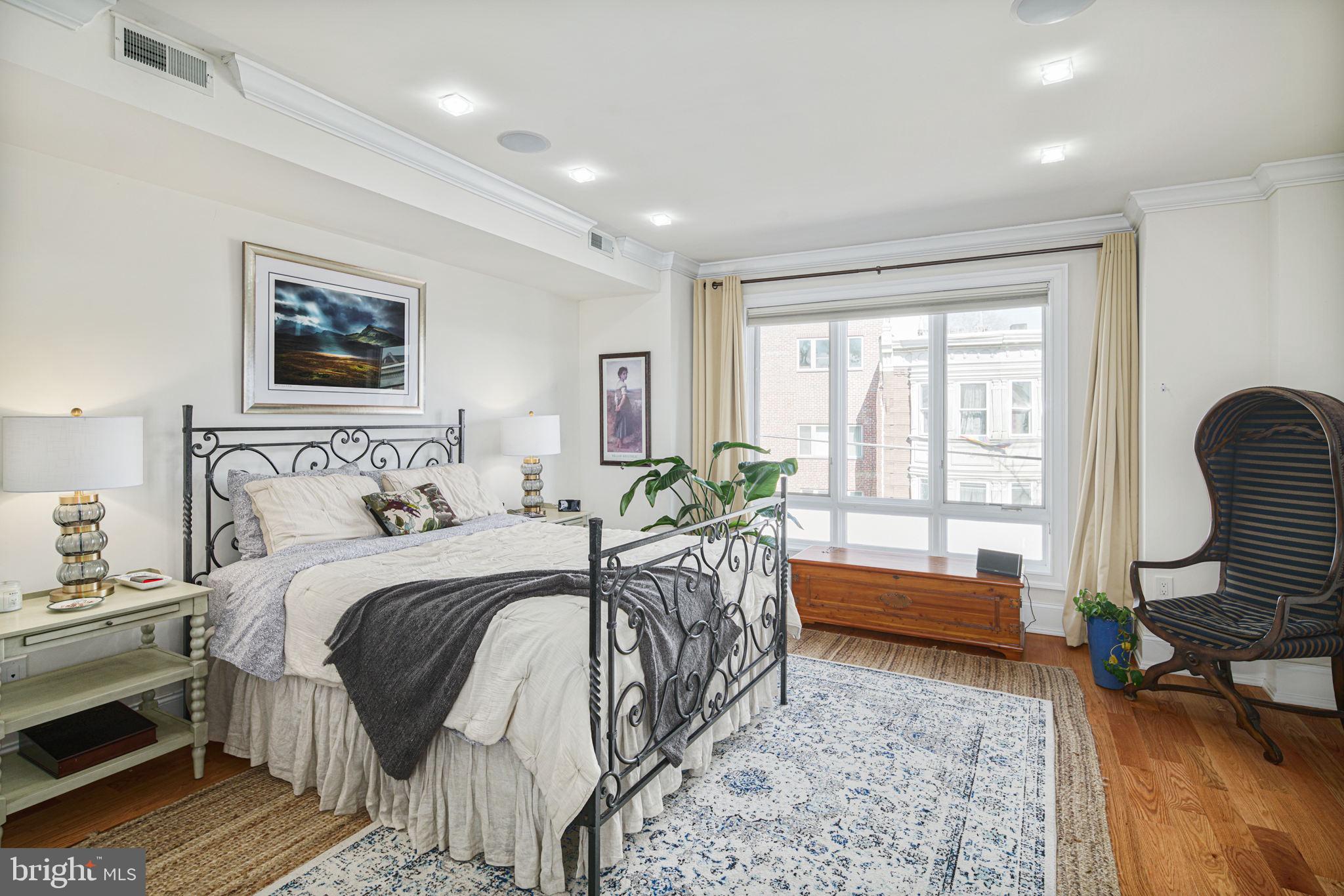 QUEEN VILLAGE - Residential