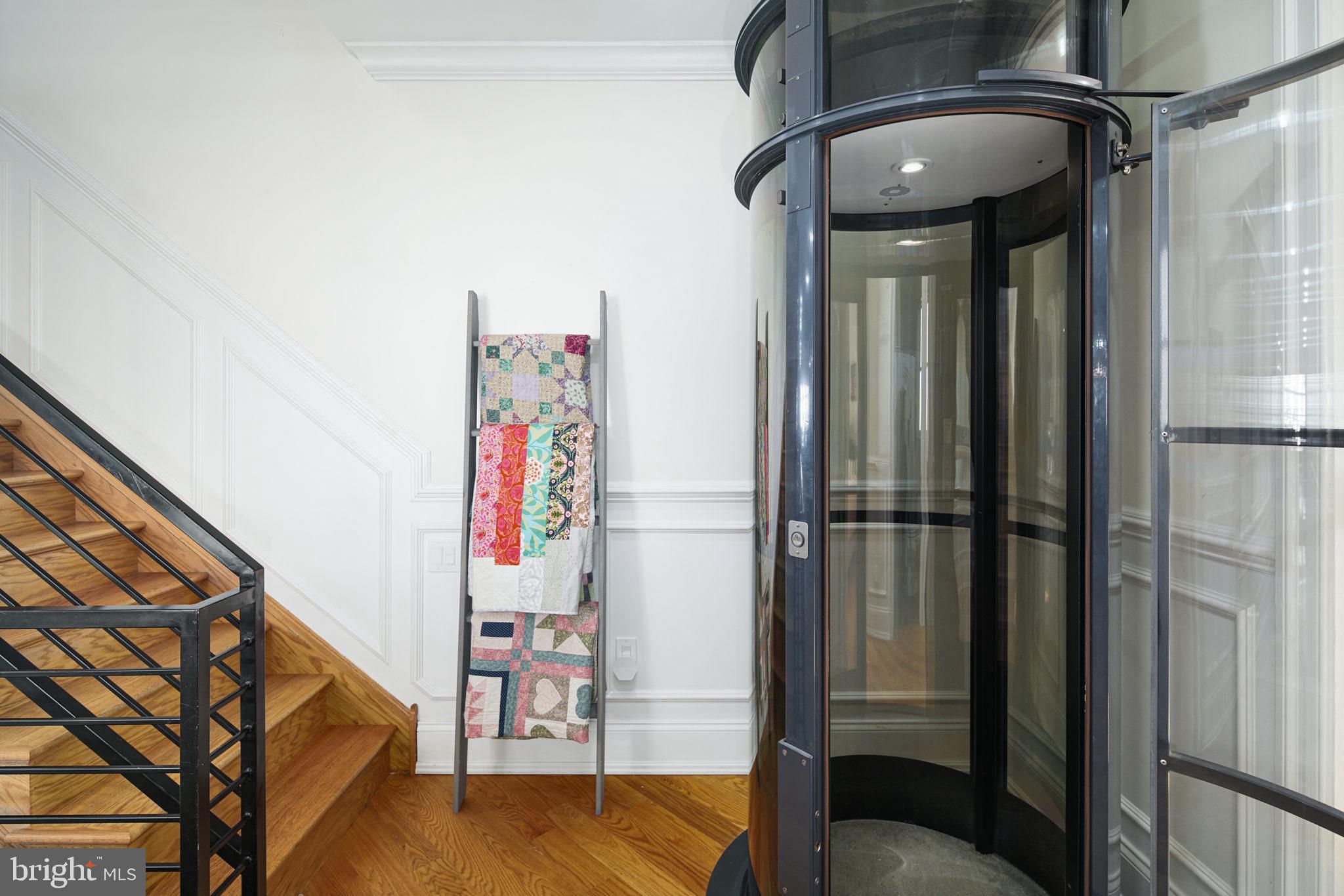 QUEEN VILLAGE - Residential