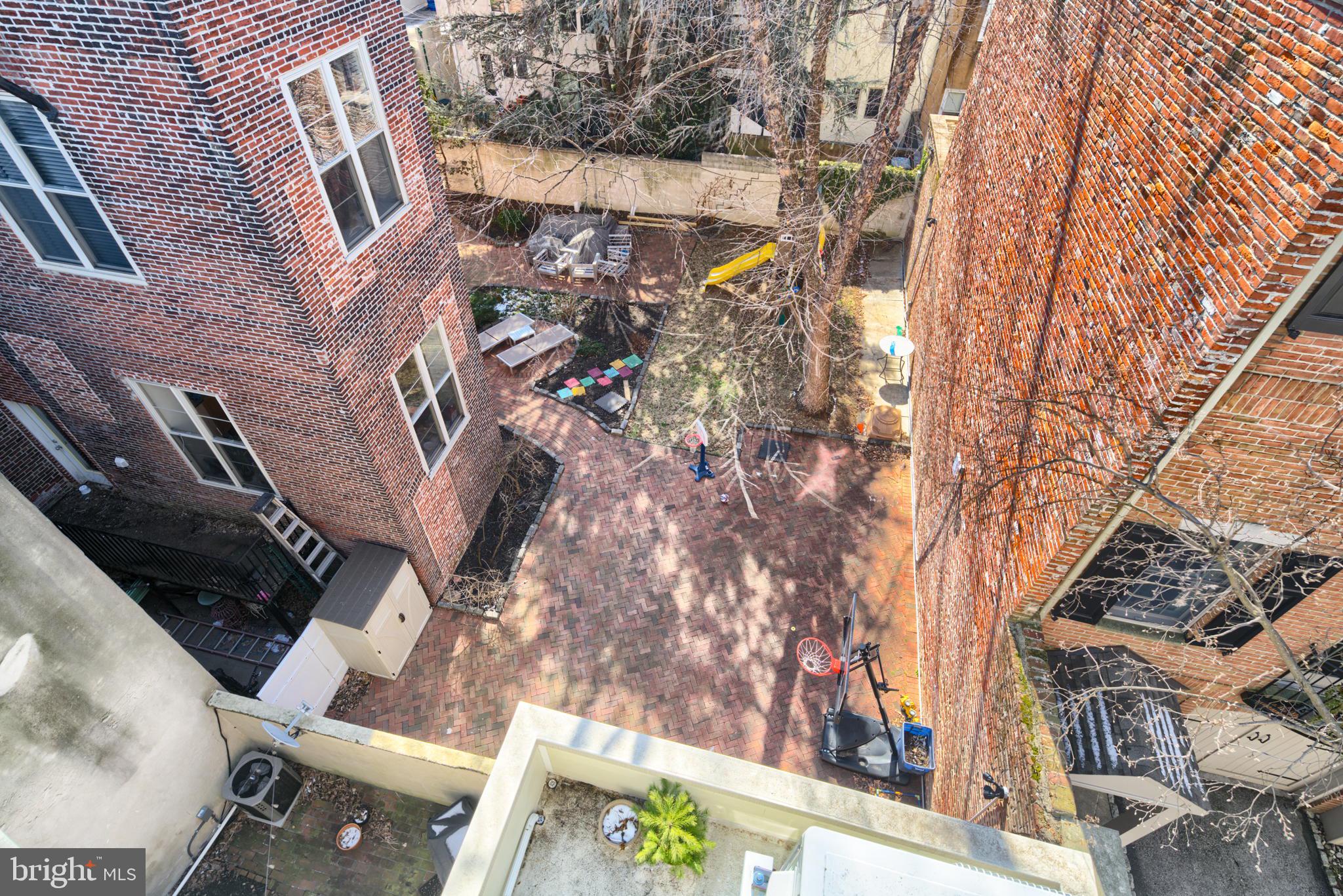 QUEEN VILLAGE - Residential