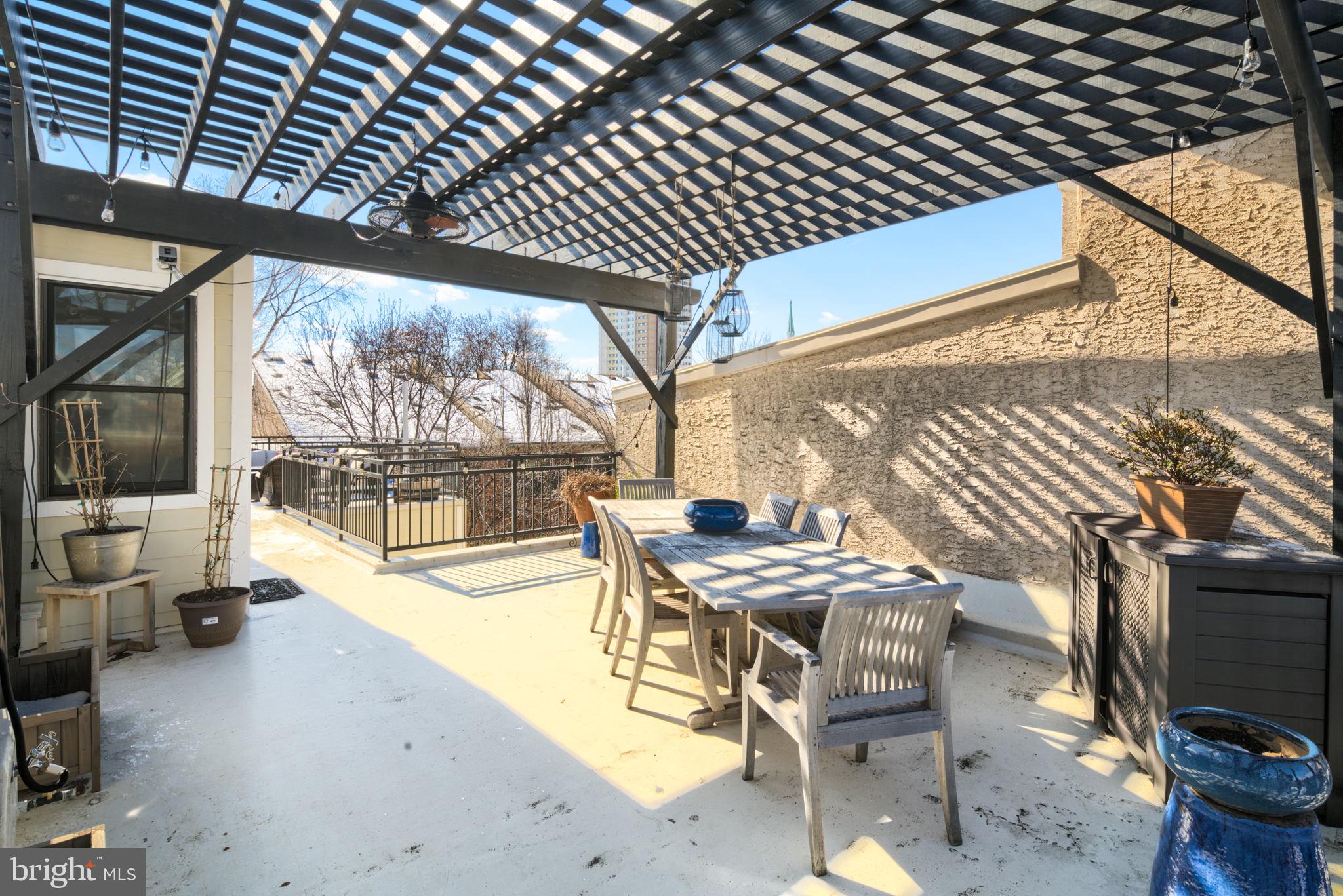 QUEEN VILLAGE - Residential