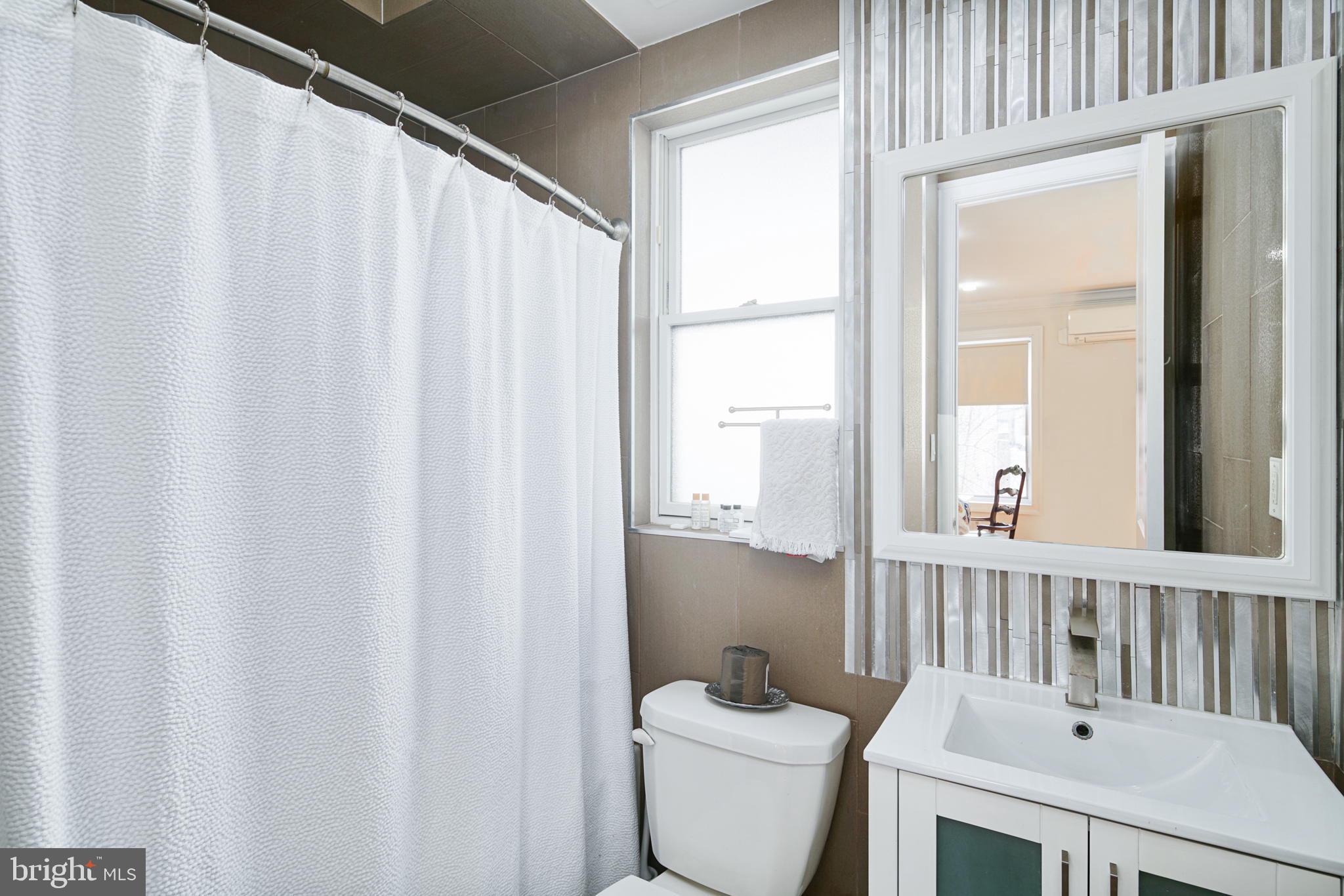 QUEEN VILLAGE - Residential