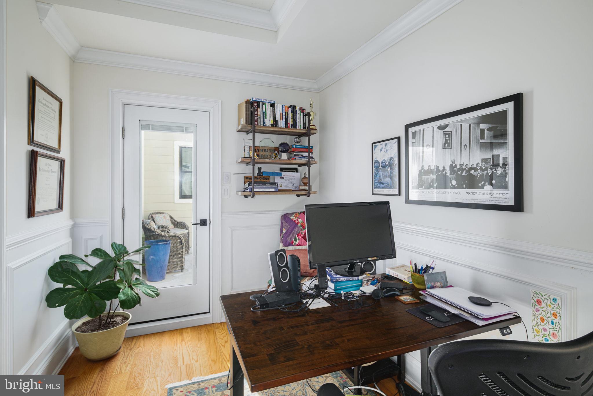 QUEEN VILLAGE - Residential