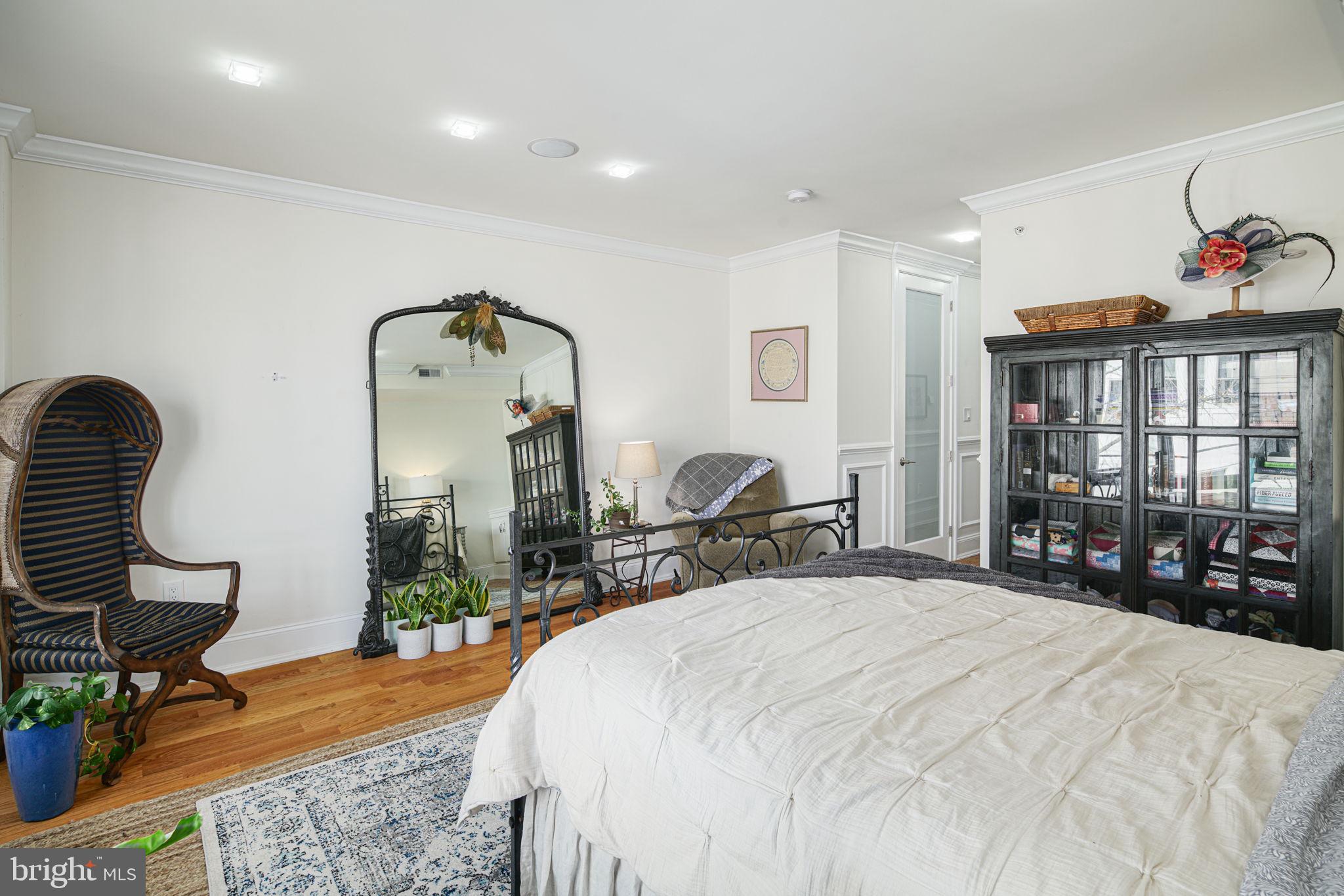 QUEEN VILLAGE - Residential