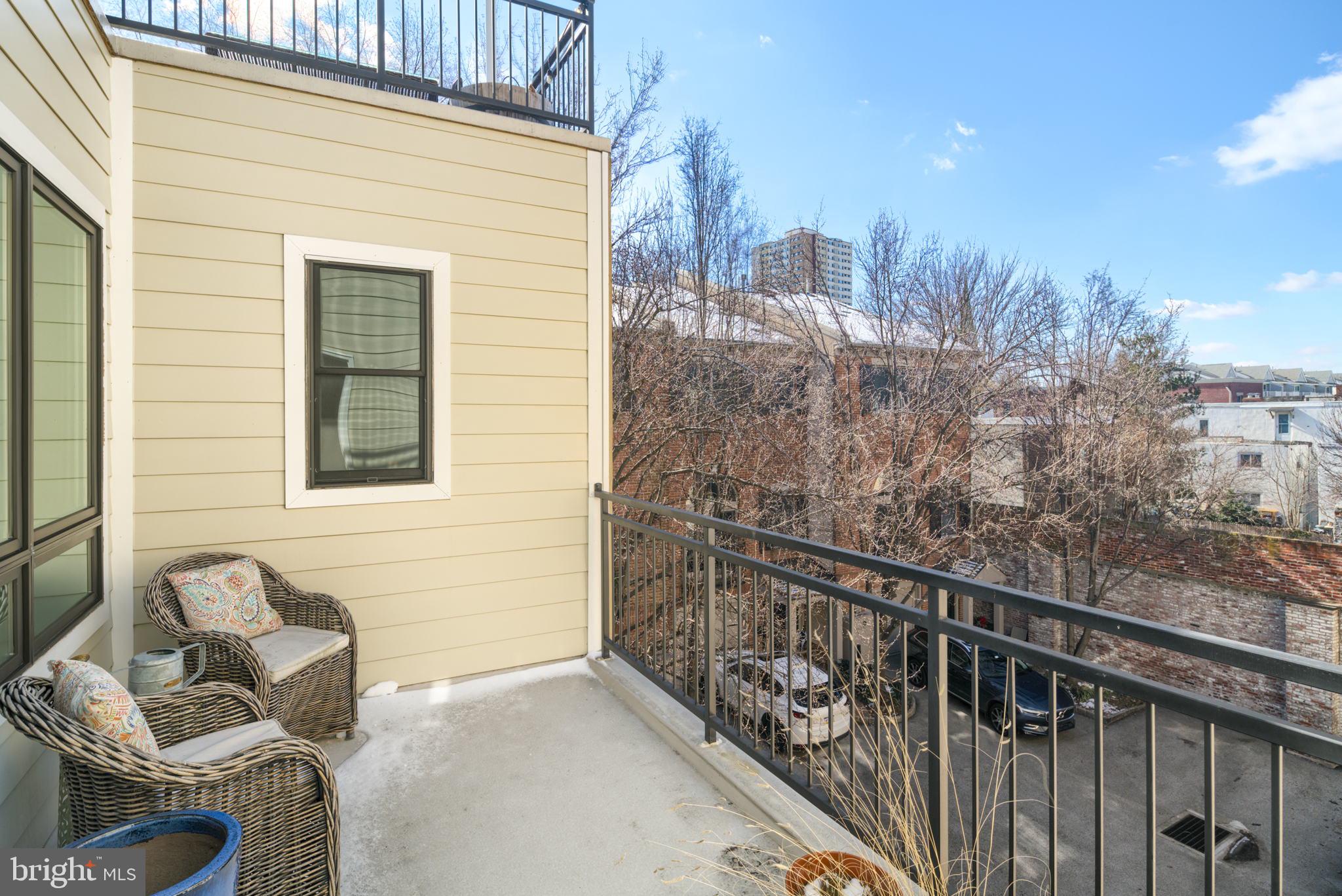 QUEEN VILLAGE - Residential