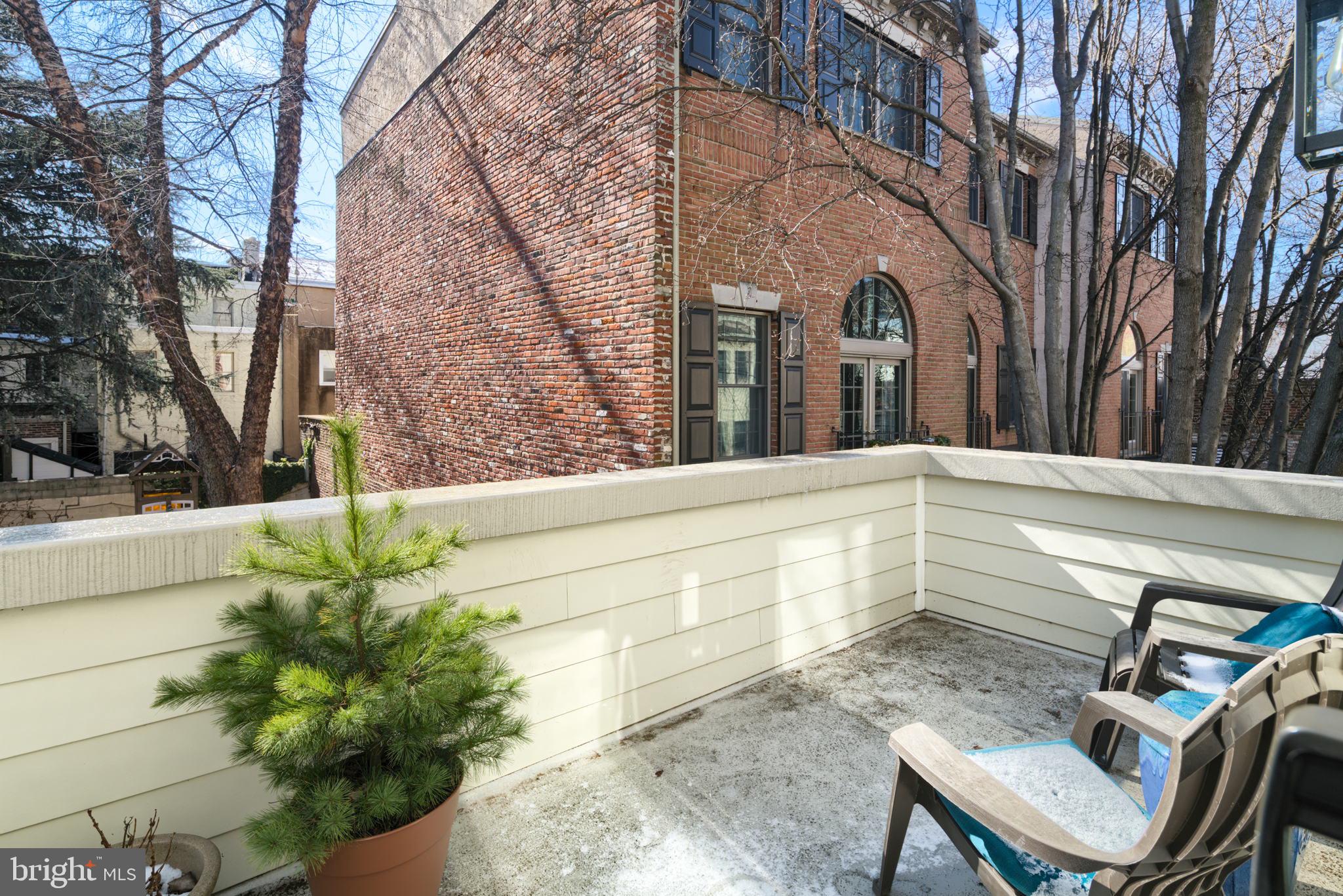 QUEEN VILLAGE - Residential