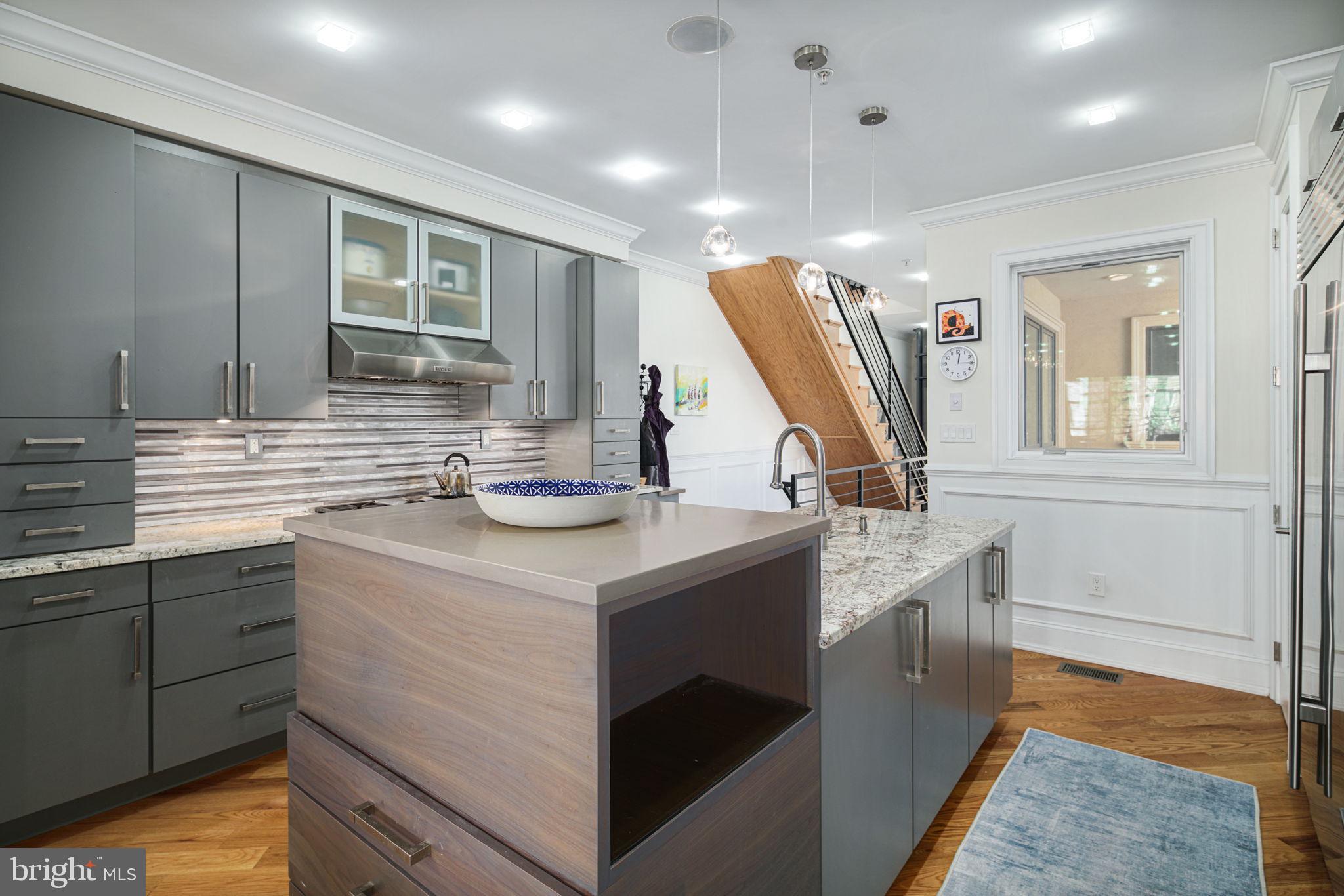 QUEEN VILLAGE - Residential