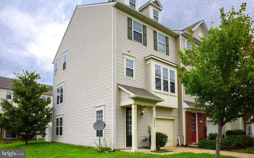 GOOD CREDIT A MUST MINIMAL SCORE OF 700 REQUIRED BY OWNER!!! Application fee $45 non-refundable .
Beautiful spacious 3 story end unit Townhome for Rent in desirable Wildewood neighborhood. This townhouse has 3 bedrooms and 2.5 baths and single car garage. Large living room opens to kitchen and dining area. Kitchen has large island, giving you lots of added counter space as well as added cabinets. Definitely a great place to gather around. Master bedroom is large enough to accommodate a king size bed. Master also features a walk in closet and EnSite. Two additional bedrooms and full bath on upper level, as well as the laundry. Minutes from shopping and attractions and convenient to NAS Pax River. Pets Case by case