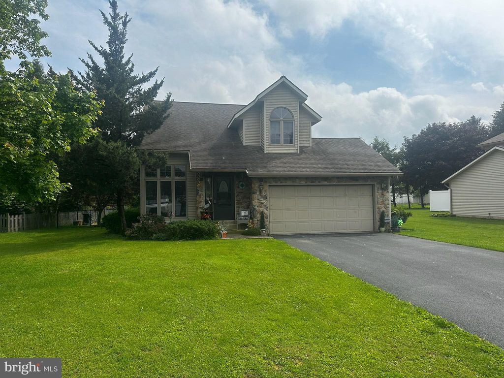 Photo of 136 School Lane, ELIZABETHTOWN, PA 17022 (MLS # PALA2070780)