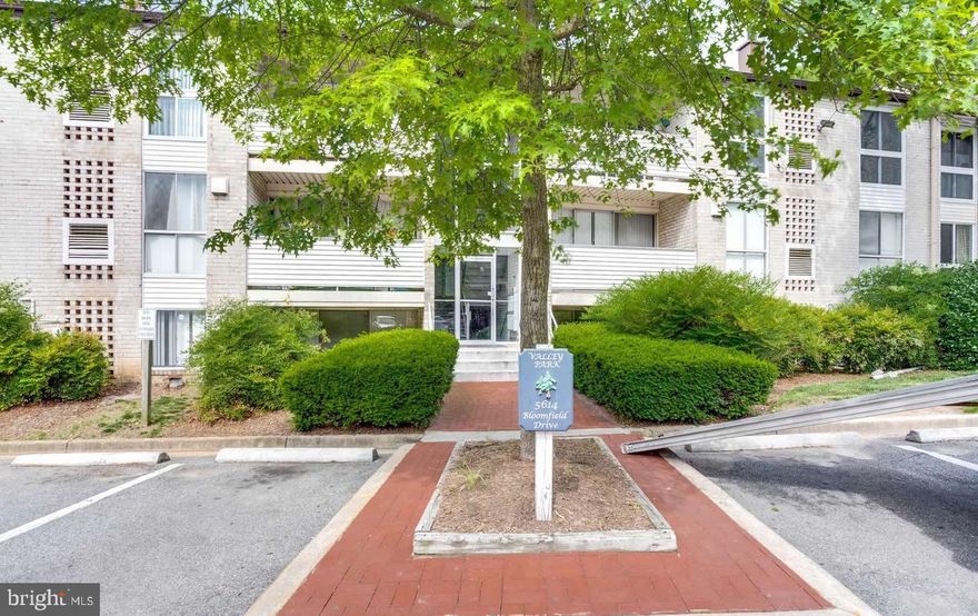 Beautiful 1 bedroom 1 full bath condo in amazing location. Eat in kitchen, stainless steel appliances, separate dining area, balcony and 2 parking spots - one assigned and one visitor. Convenient locations, close to schools and shopping. No Pets.