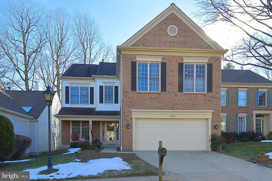 Great Price on this Lovely home on Penderbrook Golf Course, Motivated Seller reduced price 25K to $775,000 to sell this weekend! Don't miss out on this one. New Kitchen w SS & Granite, Stunning Master Suite w/ private Balcony & huge Walk in Closet, Rare 3 Full Baths up - where can you get that for $775! Oakton HS, Comm Pool, Tennis, Exercise Room. A must to see. Hurry!