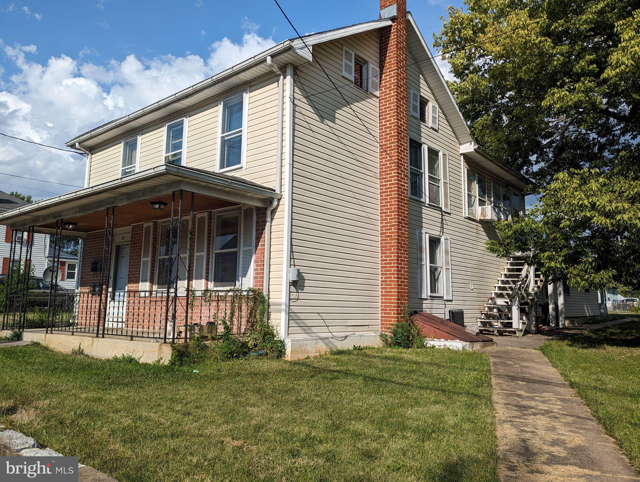 Main image without alt text