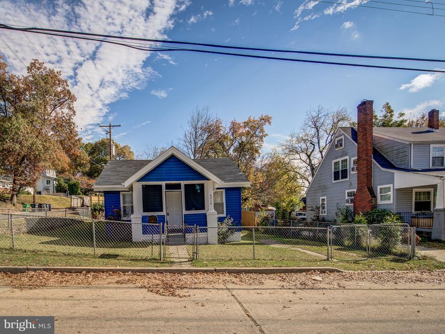 Beautiful cozy home located in the heart of Riverdale 
2 bedroom, 1 full bath with a huge deck in the back 
And a big detach garage