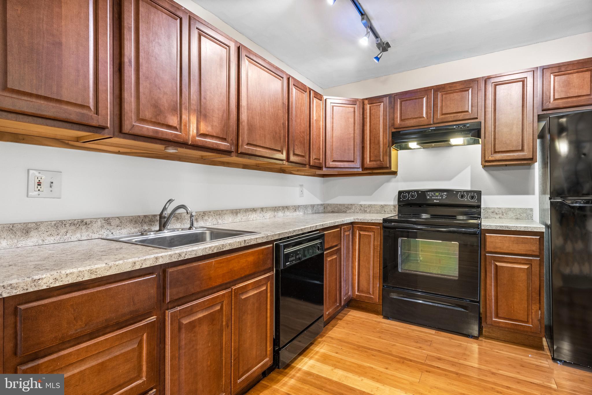 RAINTREE CONDOMINI - Residential