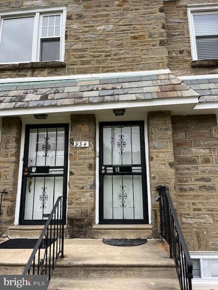 Charming Two-Bedroom Apartment in a Lovely Corner Home 
This second-floor two-bedroom apartment is tucked inside a charming corner home, offering the perfect blend of privacy, comfort, and convenience.