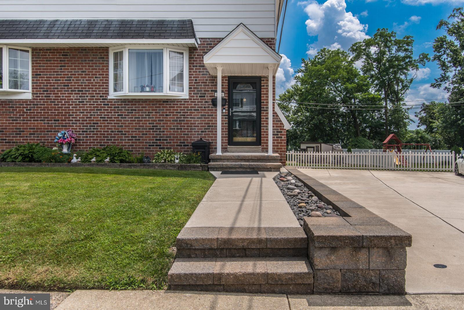 1216 JENNIFER ROAD