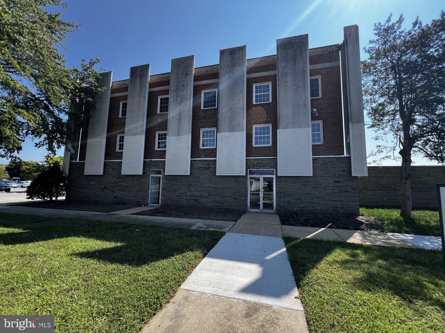 700 +/- square foot Office Executive Suite.  Office has private closets and bathroom. This office has a separate entrance from the outside of the building in the front parking lot.  Flat rate rent does not include Tenant Wifi or Janitorial Services for their Suite.