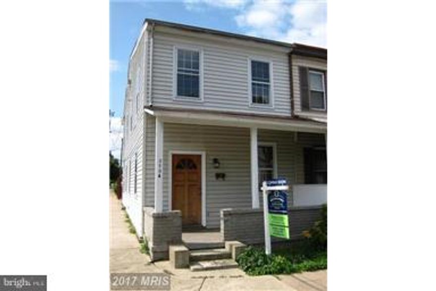 Beautiful duplex totally renovated with open floor plan. 3 BR, 2.5 BA, hardwoods throughout main and upper level. Private loft is a great office space. Enjoy great outdoor living space, covered patio and fenced in yard. Walk to "The Avenue" in Del Ray and enjoy the wonderful eateries and shops. Minutes to D.C., National Airport and the metro.