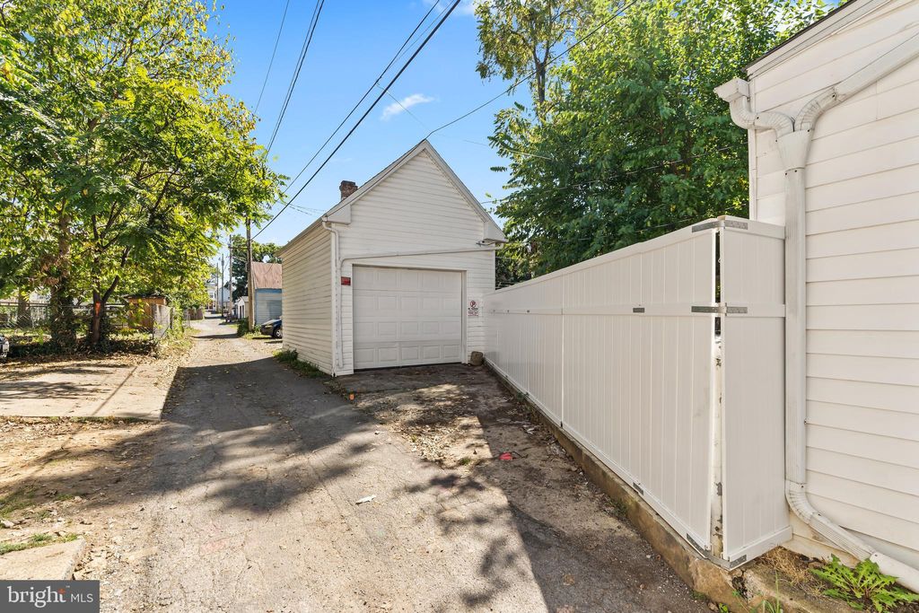 Photo of 308 Locust Street, HAGERSTOWN, MD 21740 (MLS # MDWA2031930)