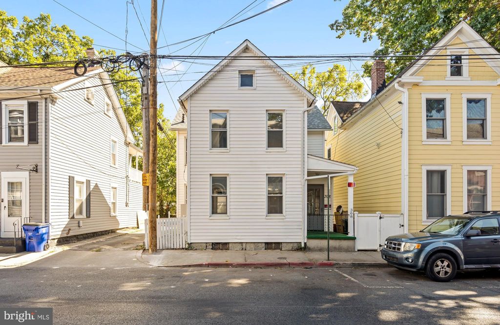Photo of 308 Locust Street, HAGERSTOWN, MD 21740 (MLS # MDWA2031930)