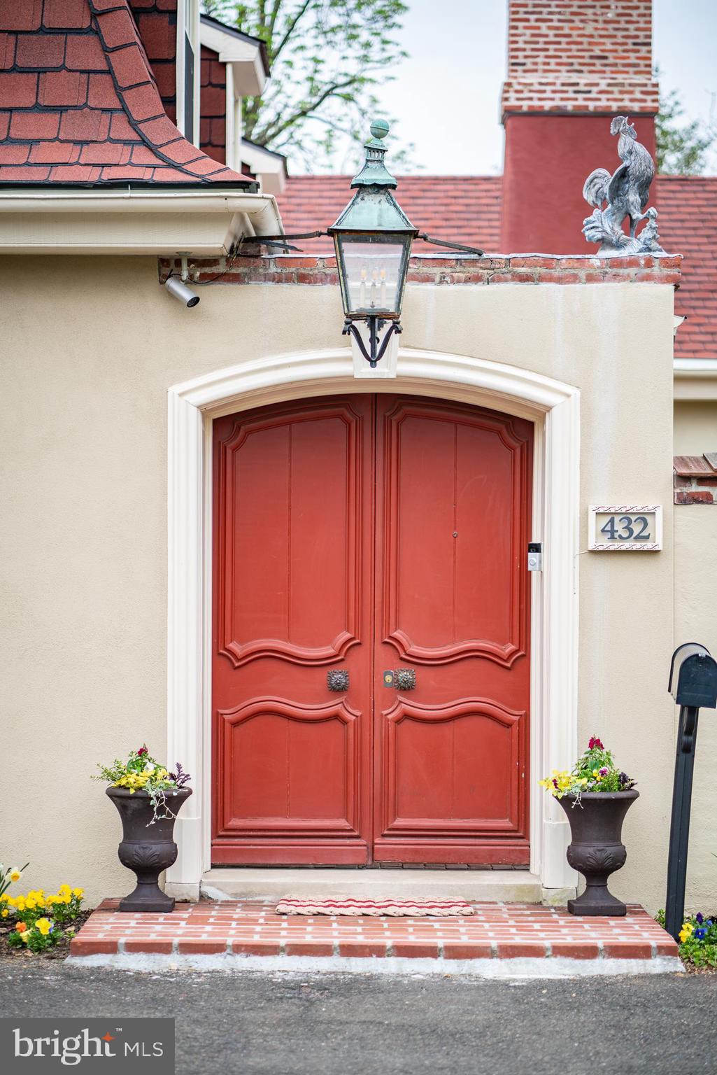 CHESTNUT HILL - Residential