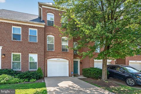 Townhouse For Rent - 12054 Edgemere Circle<br/> RESTON, VA 20190
