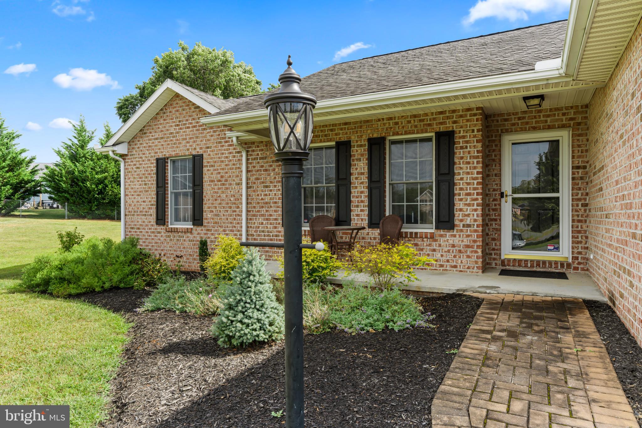 1825 W HIGHLAND COURT