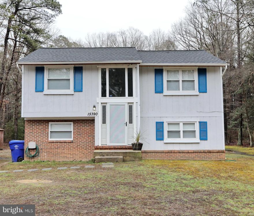 Charming home in quiet neighborhood.   Bring your camper or boat, NO HOA and just under half acre. Move in ready home freshly painted. New HVAC system (2019) and New roof/gutters/fascia (2018) . Spacious master bedroom and family room.  Community does have limited water access, great for jet skis. Enjoy nearby waterfront  restaurants , marinas, Hatton Creek Boat Ramp and Southern Park  offers a fishing pier, playground, basketball court, baseball fields and picnic area