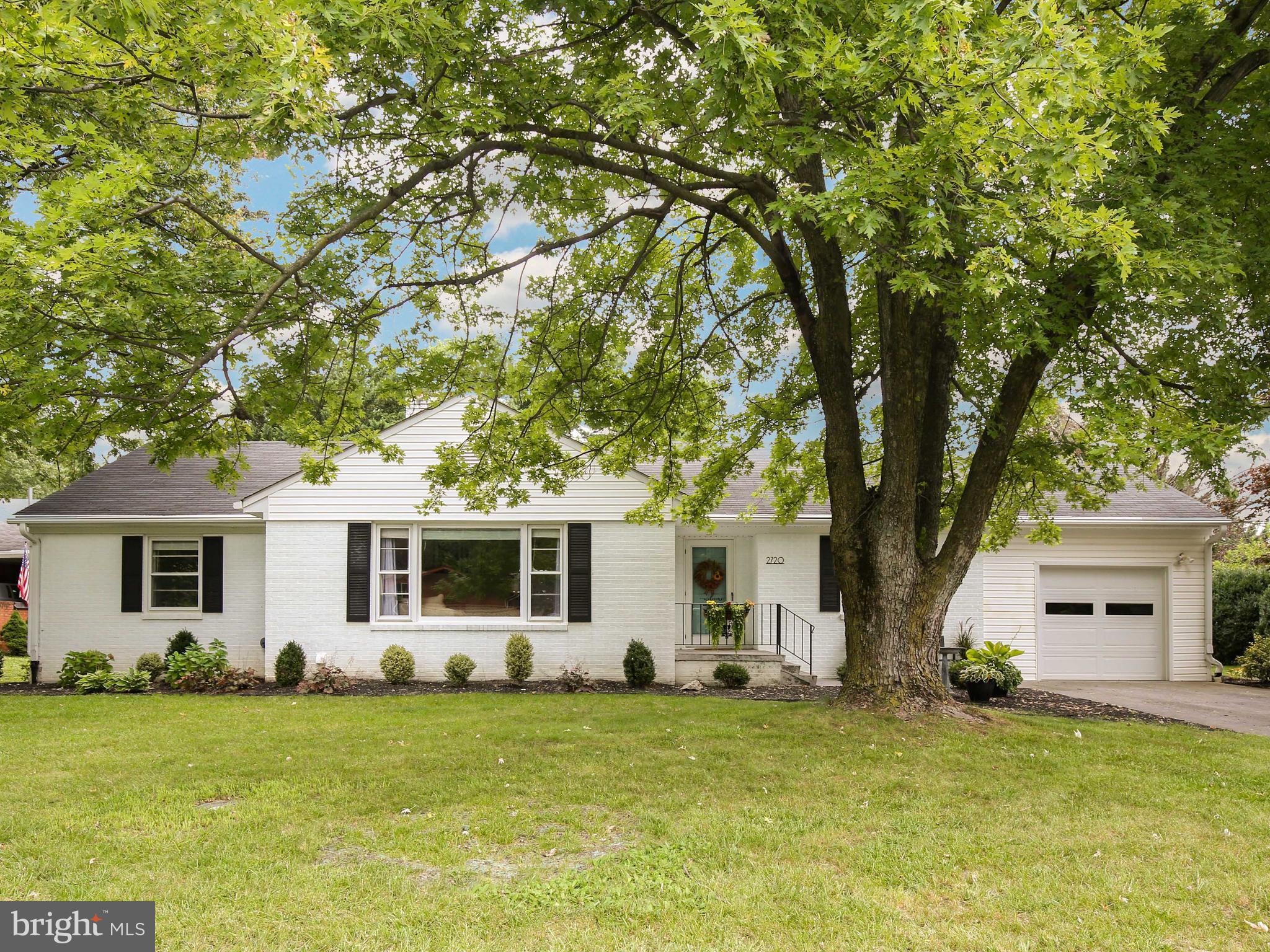 ROLLING HILLS - Residential