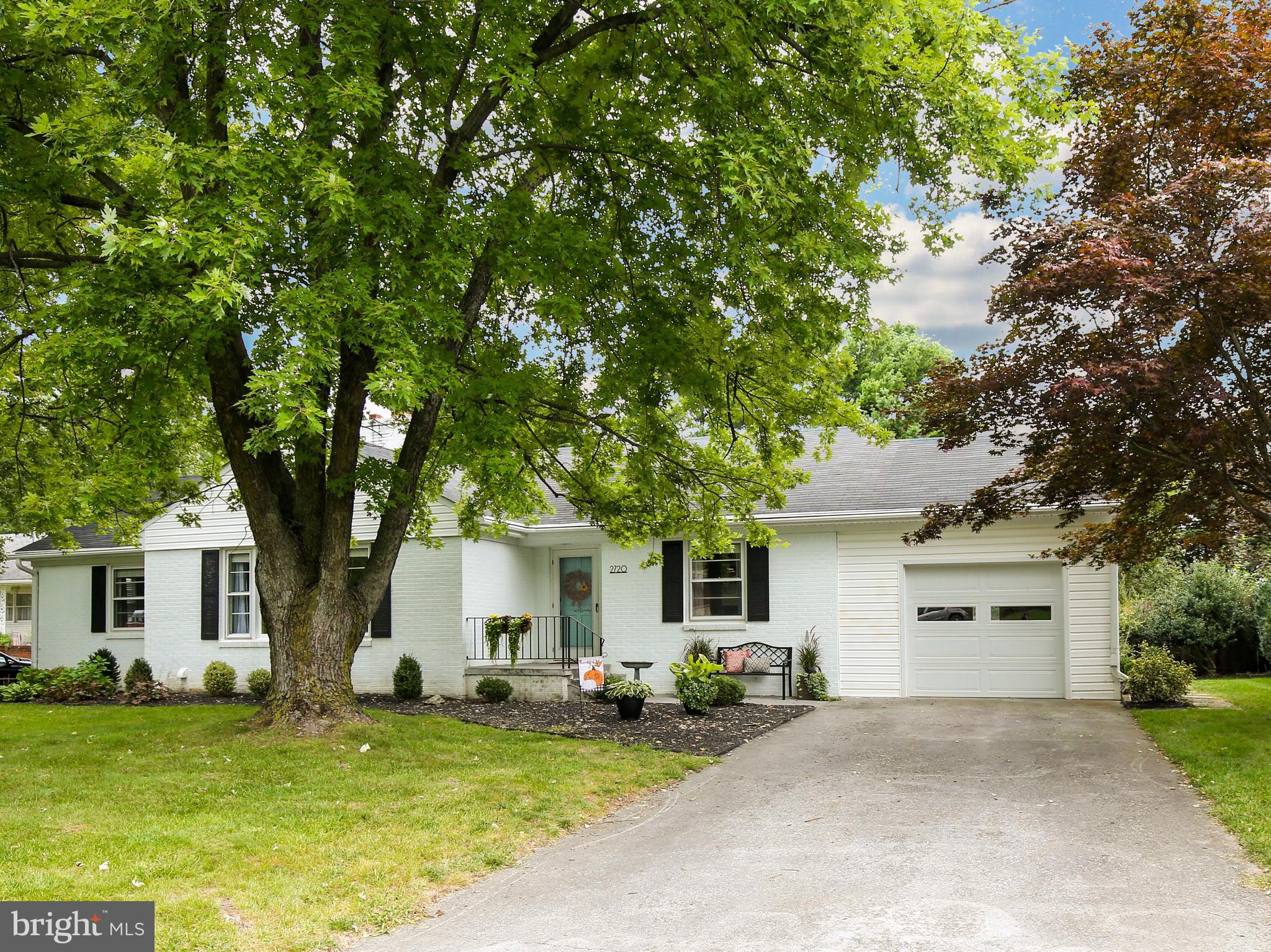 ROLLING HILLS - Residential