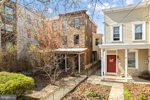 Townhouse For Sale - 818 Perkiomen Street<br/> PHILADELPHIA, PA 19130