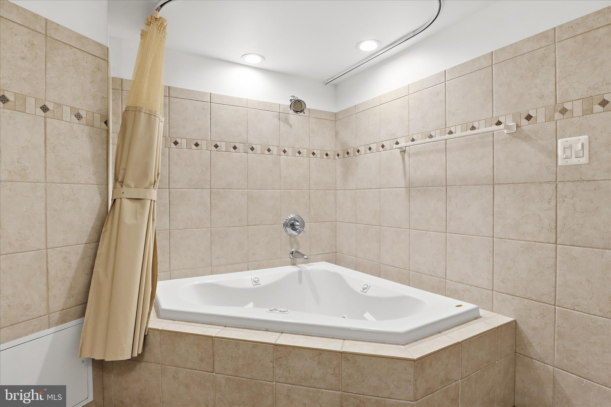 LITTLE ROCKY RUN - Residential Lease