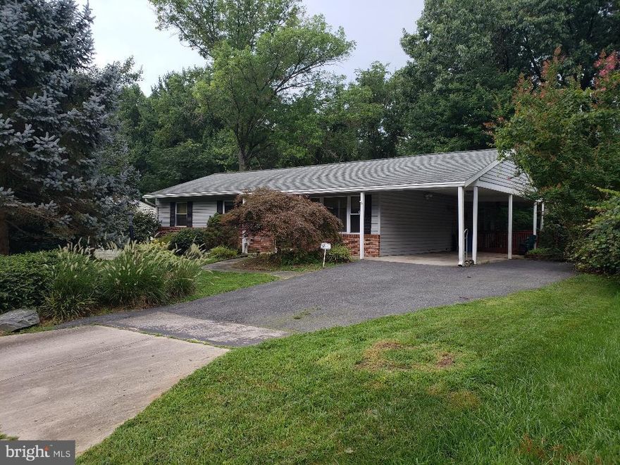 LOCATION, LOCATION LOCATION,With  NO  HOA - Walking distanceto Quince Orchard Valley Park,Finish Basement with Rec Room or room for a bed with full bath, covered carport. HUGE  Extension Room of the dinning room /Sun Room. Full HMS Warranty.Lots of parking, huge back yard, there is room to do all you want to.