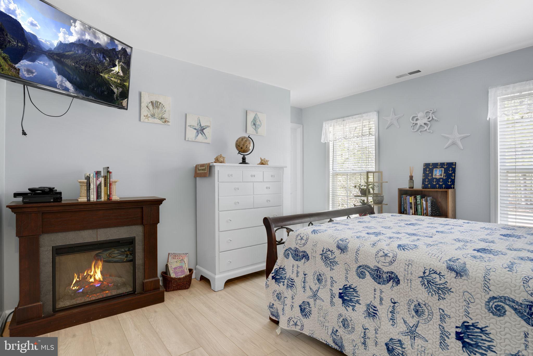 CAPTAIN'S COVE - Residential