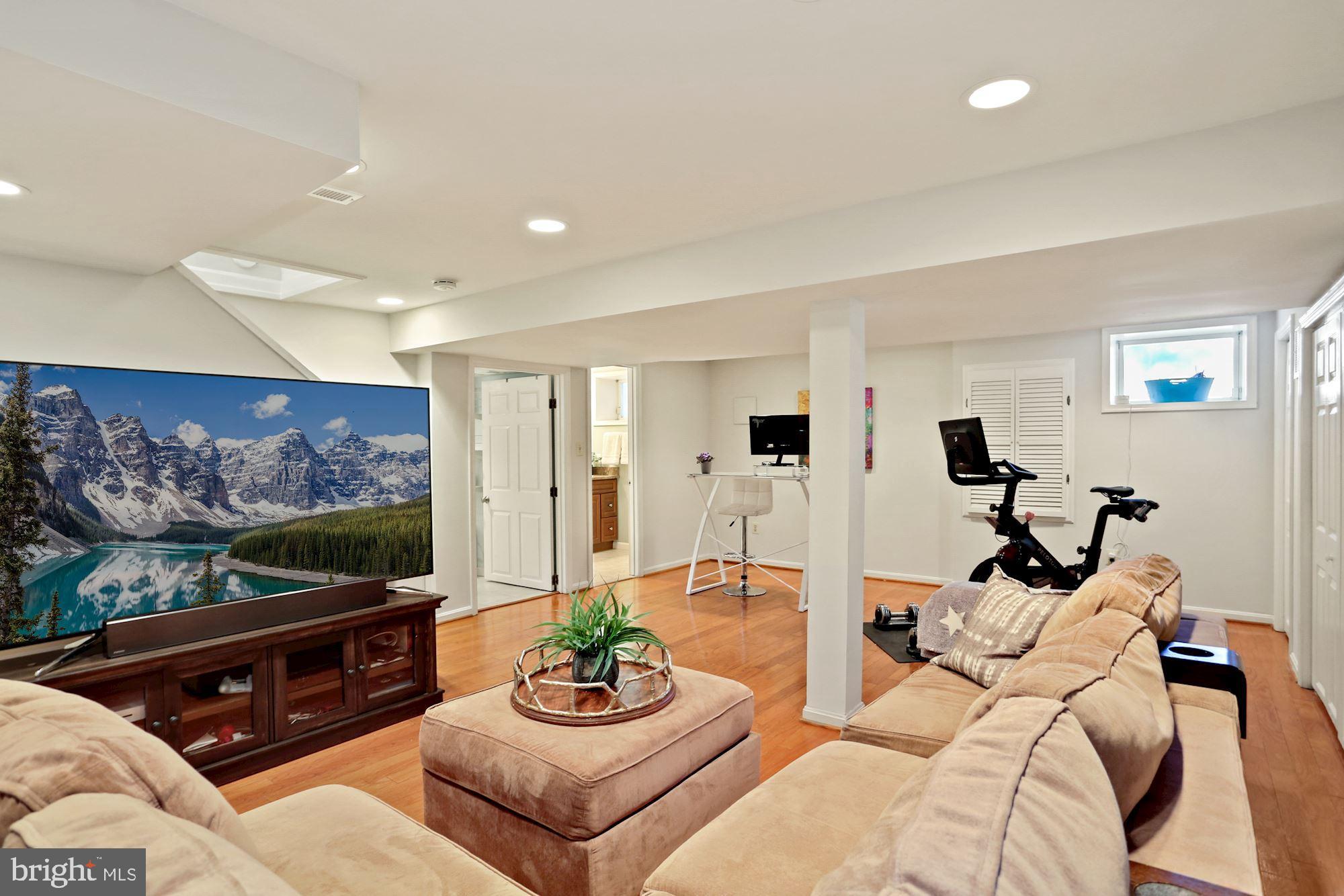 COUNTRY CLUB - Residential