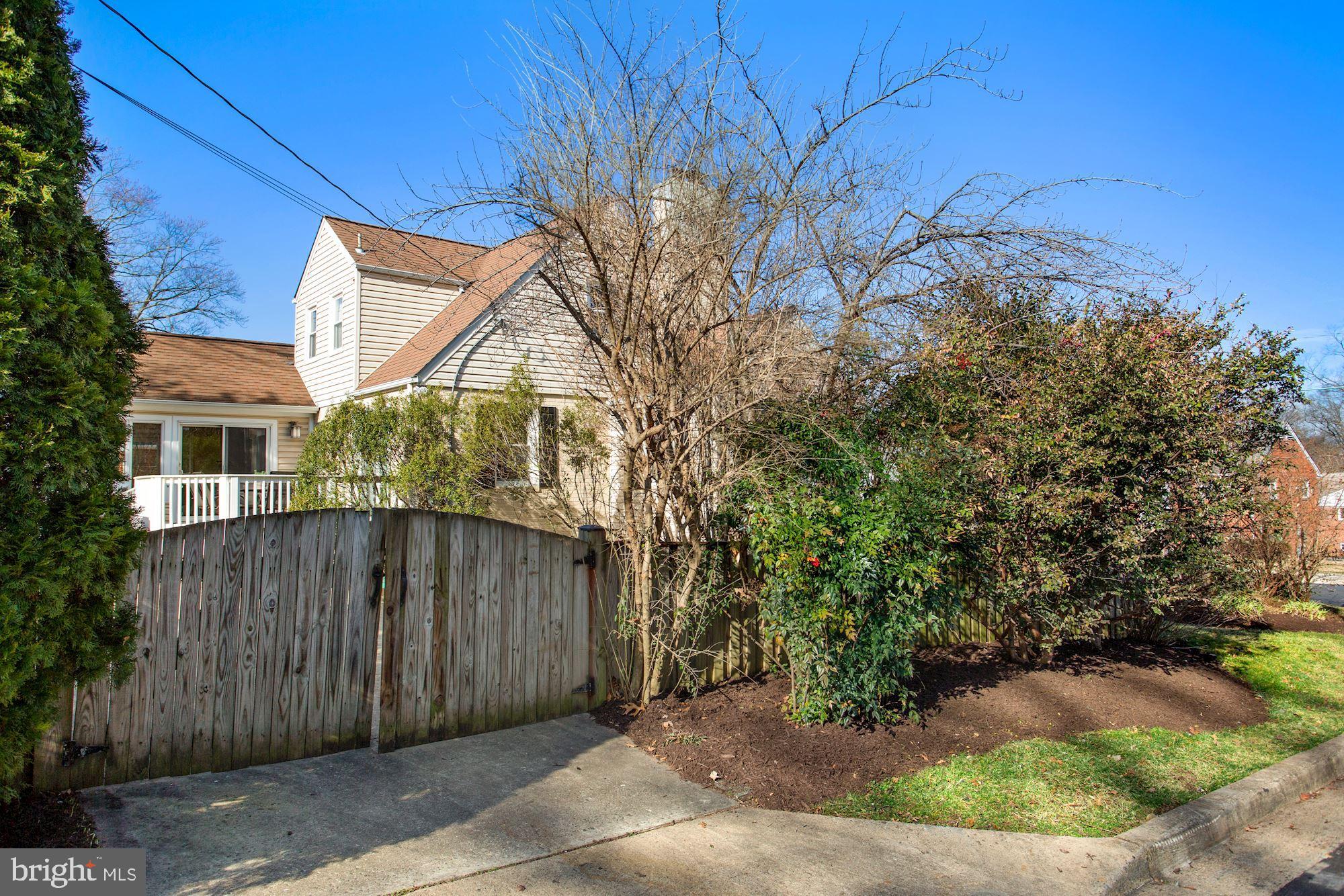 COUNTRY CLUB - Residential