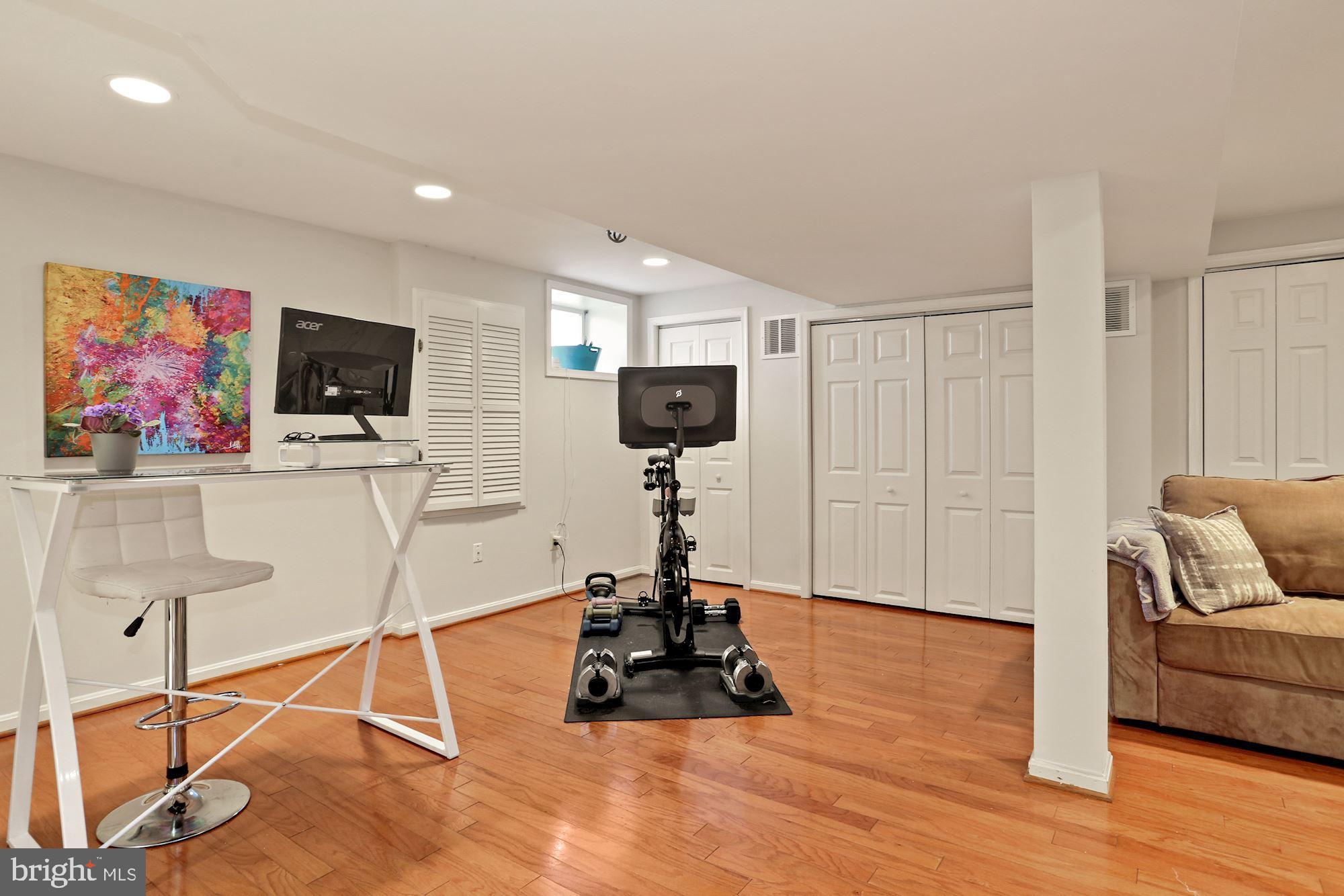 COUNTRY CLUB - Residential