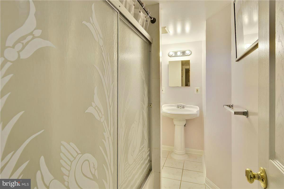 SHIRLEY FOREST - Residential