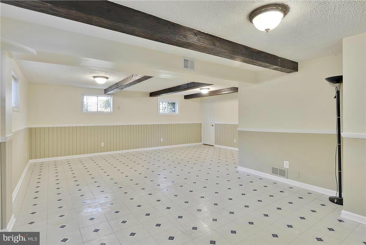 SHIRLEY FOREST - Residential